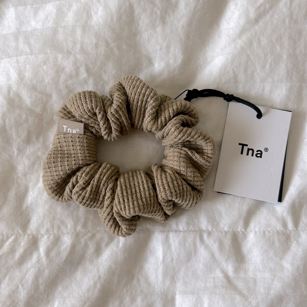 NWT Tna Sookie Waffle Scrunchie Barrel Brown